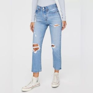 Levi’s Wedgie Straight Distressed Light Wash Jeans in Size 27